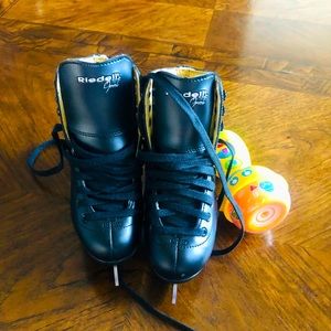 Size 2 riedell ice skating shoe